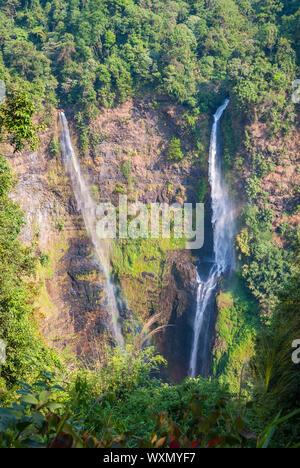 Superbe cascade de Tad Fane, ci-dessus, le Laos Paksong