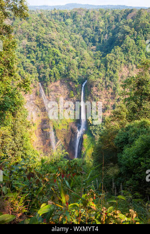 Superbe cascade de Tad Fane, ci-dessus, le Laos Paksong