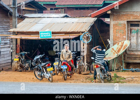 Paksong, Laos - Dec 2016 : atelier moto à côté de route principale près de Paksong, Laos Banque D'Images