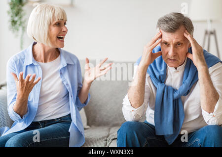 Senior femme en colère en criant à l'homme en colère à la maison Banque D'Images