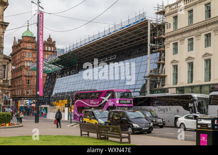 La gare de Glasgow Queen Street avec de nombreux réaménagement dans les nouveaux panneaux de verre montée sur la façade Banque D'Images