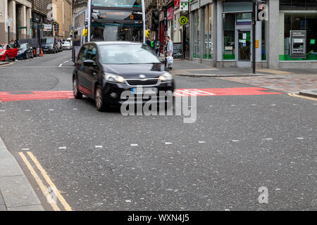 Faisant fi des voitures de la barrière d'autobus qui est devenue opérationnelle le 2 septembre 2019 à partir de 7h - 19h sur Union Street à Glasgow. Banque D'Images