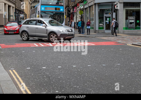 Faisant fi des voitures de la barrière d'autobus qui est devenue opérationnelle le 2 septembre 2019 à partir de 7h - 19h sur Union Street à Glasgow. Banque D'Images