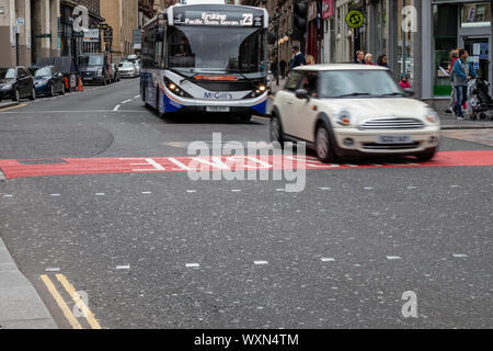 Faisant fi des voitures de la barrière d'autobus qui est devenue opérationnelle le 2 septembre 2019 à partir de 7h - 19h sur Union Street à Glasgow. Banque D'Images