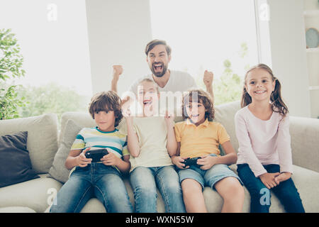 Temps libre vidéo équipe hourra hobby concept. Les enfants jouent sur les inconvénients Banque D'Images