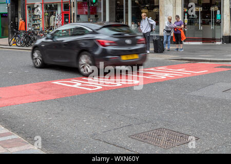 Faisant fi des voitures de la barrière d'autobus qui est devenue opérationnelle le 2 septembre 2019 à partir de 7h - 19h sur Union Street à Glasgow. Banque D'Images