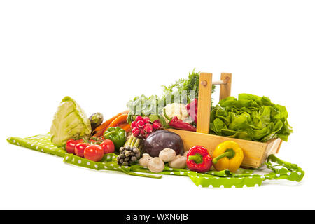 Panier en bois avec des légumes frais Banque D'Images