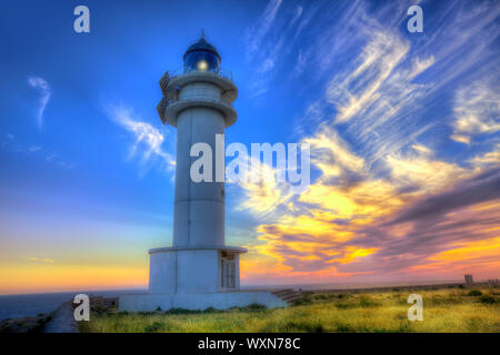 Phare du Cap de Barbaria Berberia Formentera au coucher du soleil dans les îles Baléares Banque D'Images