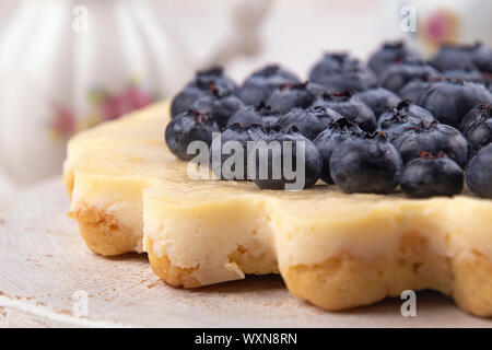 Gâteau au fromage fait maison décorée avec des bleuets. Close up Banque D'Images