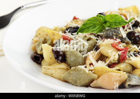 Pâtes Conchiglie préparées avec du pesto, parmesan et olives de Kalamata. Banque D'Images