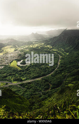 Vue spectaculaire moody de Ho'omaluhia Kaneohe et Botanical Gardenin Oahu, Hawaï. Banque D'Images