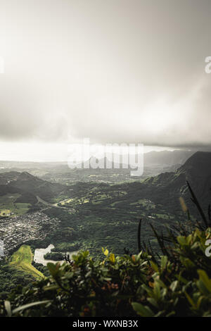 Vue spectaculaire moody de Ho'omaluhia Kaneohe et Botanical Gardenin Oahu, Hawaï. Banque D'Images