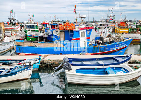 Des bateaux de pêche à l'Doca dos Pescadores, marina de ville de Setubal, Portugal, Lisboa région Banque D'Images