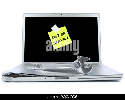 Ordinateur portable endommagé avec un post-it disant hors service et d'une clé par-dessus. Isolé sur blanc. Banque D'Images