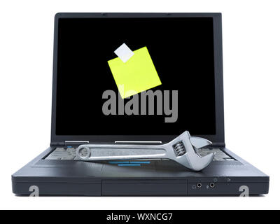 Ordinateur portable avec un post-it jaune et d'une clé sur le clavier. Isolé sur blanc. Banque D'Images