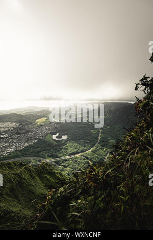 Vue spectaculaire moody de Ho'omaluhia Kaneohe et Botanical Gardenin Oahu, Hawaï. Banque D'Images