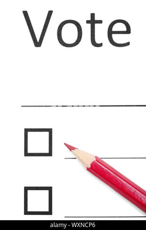 Le bulletin de vote avec crayon rouge pour faire des choix Banque D'Images