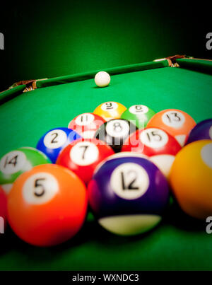 Quinze domaines billard jeter sur toile verte Banque D'Images