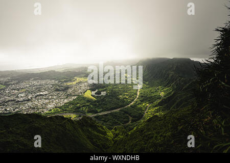 Vue spectaculaire moody de Ho'omaluhia Kaneohe et Botanical Gardenin Oahu, Hawaï. Banque D'Images