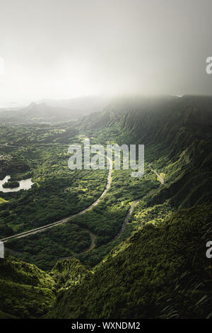 Vue spectaculaire moody de Ho'omaluhia Kaneohe et Botanical Gardenin Oahu, Hawaï. Banque D'Images