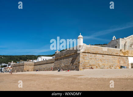 Guarita au mur défensif, Fortaleza de Santiago, forteresse du 17ème siècle, Praia da la Californie, la plage de Sesimbra, Costa Azul, Lisboa, Portugal région Banque D'Images