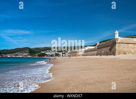 Guarita au mur défensif, Fortaleza de Santiago, forteresse du 17ème siècle, Praia da la Californie, la plage de Sesimbra, Costa Azul, Lisboa, Portugal région Banque D'Images