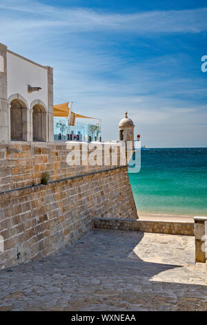 Guarita au mur défensif, Fortaleza de Santiago, forteresse du 17ème siècle, Praia da la Californie, la plage de Sesimbra, Costa Azul, Lisboa, Portugal région Banque D'Images