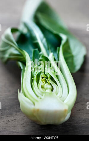 Close up of green moitié légumes verts bok choy Banque D'Images