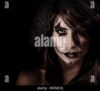 Portrait sorcière terrifiante isolé sur fond noir, femme séduisante avec Scary Halloween Party, maquillage, concept d'horreur Banque D'Images