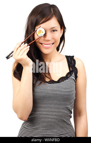 Jolie femme avec sushi maki de saumon. Isolé sur blanc. Banque D'Images