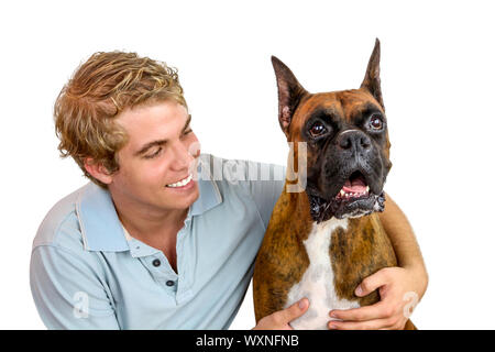 Un jeune homme s'amuser avec son chien boxer Banque D'Images