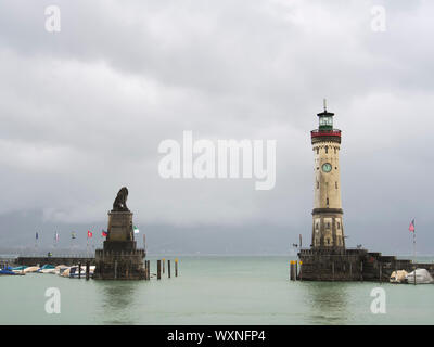 Tower et lion à l'entrée du port de la ville allemande Lindau au bord du lac Bodensee Banque D'Images