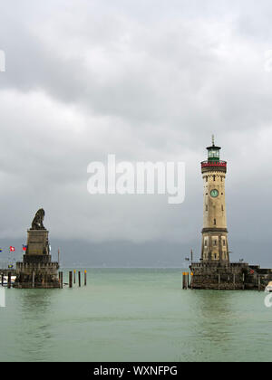 Tower et lion à l'entrée du port de la ville allemande Lindau au bord du lac Bodensee Banque D'Images