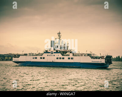 SWINOUJSCIE, Pologne - 04 septembre 2019 : Bielik-type de passagers opérant à travers la rivière Swina entre Warszow et quais de Swinoujscie, occidentale, Banque D'Images