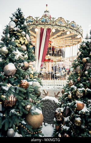 Arbre de Noël et carousel sur la place Rouge à Moscou. Célébration de Noël et de la féerie. Nouvelle année. Ville décorée. Banque D'Images