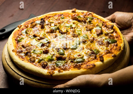 Pan Pizza prendre d'un côté libre de tenir la main Banque D'Images