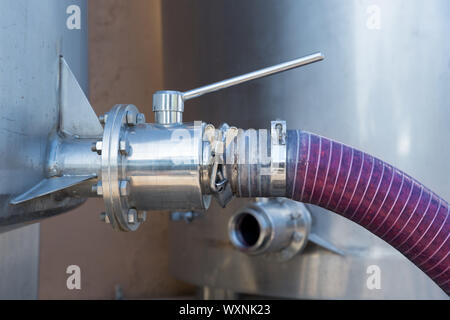 La Vinification La vendange foulée pompée dans la cuve cuve de fermentation en acier inoxydable Banque D'Images