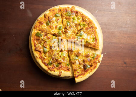 Pan Pizza slice prendre en vue de dessus avec bois marron foncé Banque D'Images