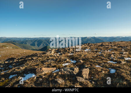 Panorama de montagnes et de ciel bleu avec des nuages. Une vue imprenable sur la vallée Banque D'Images