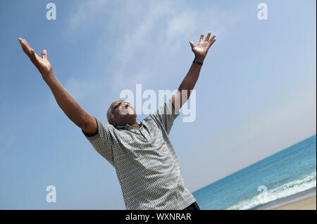 Très heureux Middle-Aged Man at Beach Banque D'Images