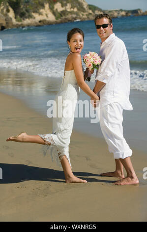 Heureux couple on Beach Banque D'Images