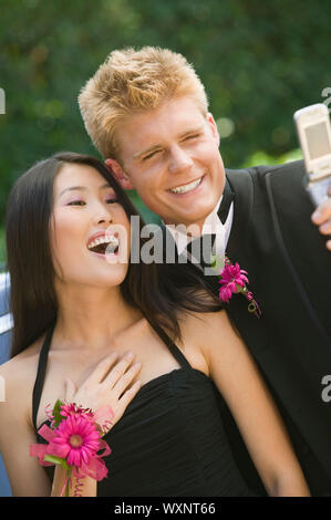 Couple en train de prendre leurs photos avec un téléphone cellulaire Banque D'Images