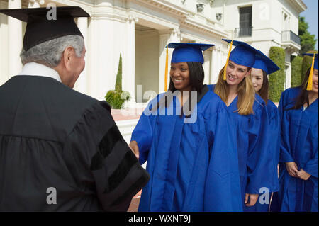 Poignée de mains supérieures et la réception d'un diplôme Banque D'Images