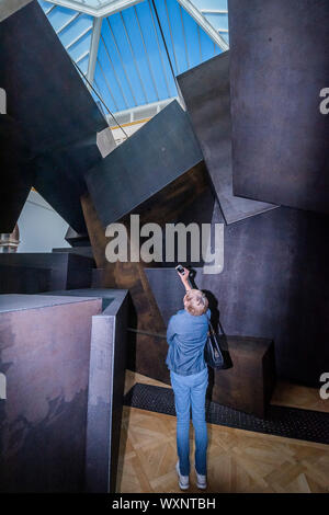 Londres, Royaume-Uni. 17Th Sep 2019. Cave, 2019 - sculpteur britannique Antony Gormley est une nouvelle exposition à la Royal Academy of Arts. c'est sa plus importante exposition solo au Royaume-Uni depuis plus de 10 ans, réunissant les anciennes et les nouvelles œuvres, spécialement conçue à partir de dessins et de sculptures à l'environnements. Il s'exécute à l'AR du 21 septembre au 3 décembre 2019. Crédit : Guy Bell/Alamy Live News Banque D'Images