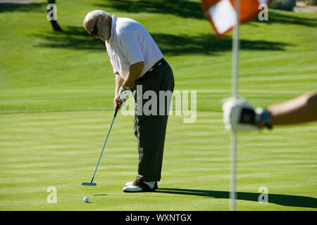 Man putting on Golf Course Banque D'Images
