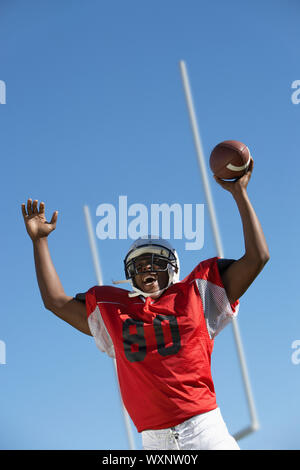 Football Player célébrant le toucher des roues Banque D'Images