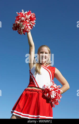 Cheerleader avec pom-poms Banque D'Images