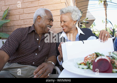 Couple on Shopping Trip Banque D'Images