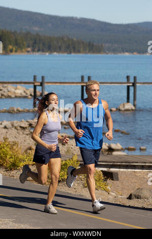 Couple Jogging le long de Lakeshore Banque D'Images