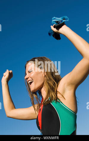 Célébrer la victoire du nageur de l'équipe Banque D'Images